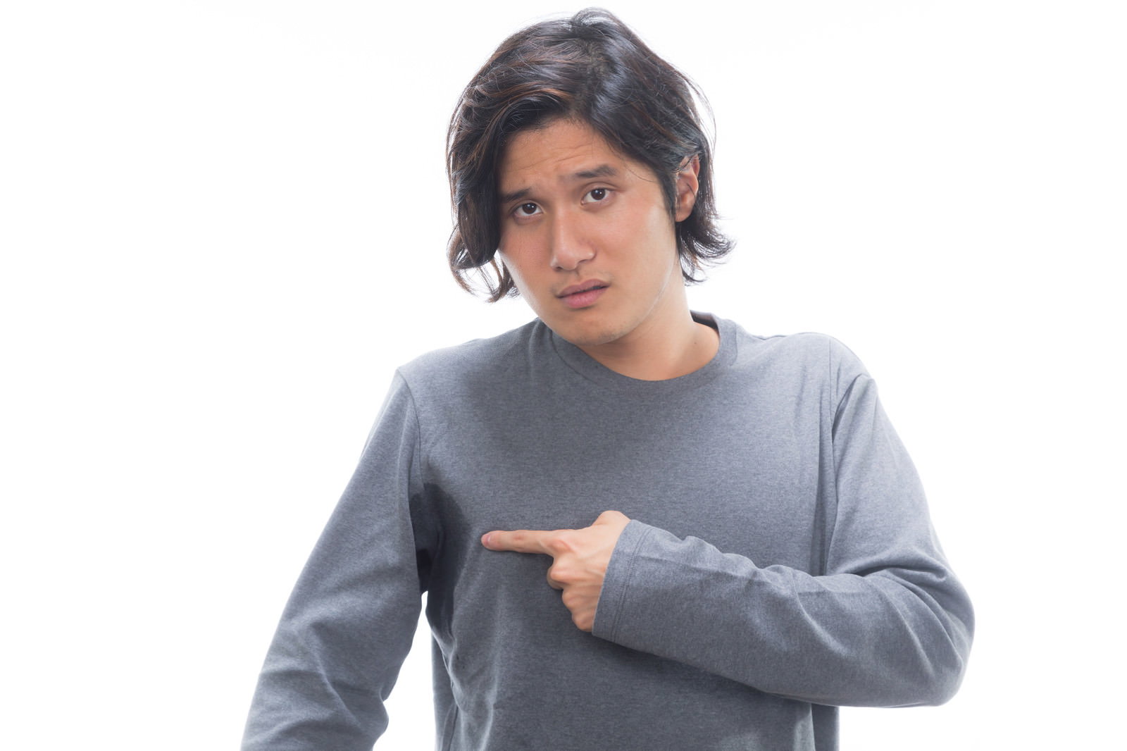 グレーのTシャツを着た男性が脇汗で濡れている様子［モデル：竹田匡宏］