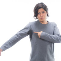 脇汗が気になるグレートレーナー姿の男性、汗染みと体臭の悩みの写真