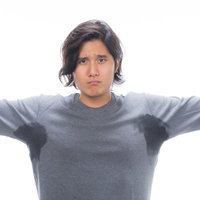 両脇がびしょ濡れで困る男性の写真