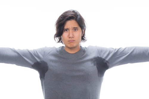両脇がびしょ濡れで困る男性