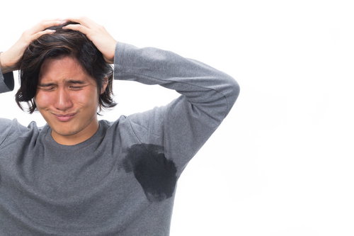 脇汗で頭を抱えて困る男性のワキガ・体臭対策