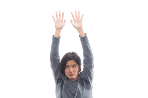 脇汗両手バンザイ（お手上げ）