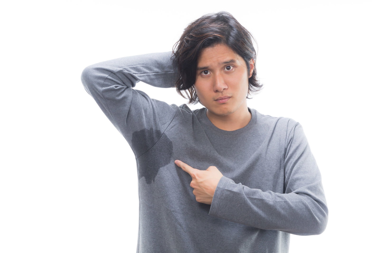 片脇に大きな汗染みができたグレーのシャツを指差して困る男性［モデル：竹田匡宏］