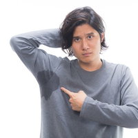 片脇に大量の汗をかいて困る男性の脇汗と体臭の写真