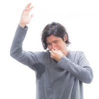 自分のワキの臭いに思わず鼻をつまむ男性の体臭悩みの写真