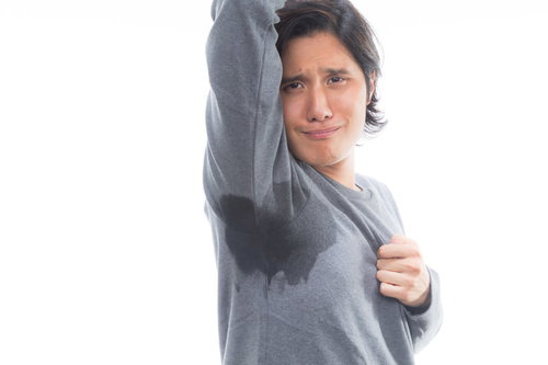 脇汗びっしょりで思わずしゃくれる男性、ワキガや体臭に困惑