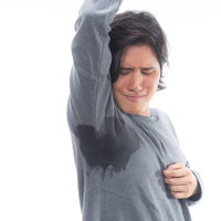 脇汗に悩まされる男性の写真