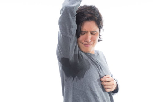 脇汗に悩まされる男性