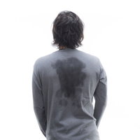 背中の大量の汗ジミが広がった男性の後ろ姿の写真