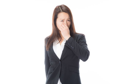 体から酸っぱい臭いがする女性が鼻をつまんで嫌がる