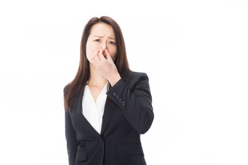 においに耐えられない黒いスーツの女性社員