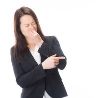 においの原因はこいつです。鼻をつまむ女性の写真