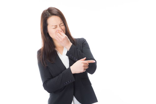 においの原因はこいつです。鼻をつまむ女性