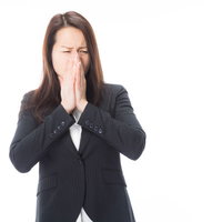 えっ、このにおい臭すぎ。口を覆って嫌がる女性の写真