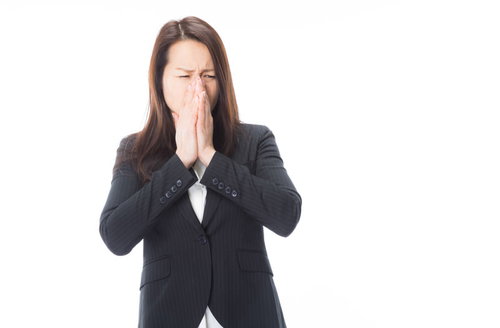 えっ、このにおい臭すぎ。口を覆って嫌がる女性