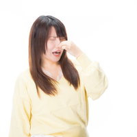 「くっさーーい！」と悲鳴をあげる女性の写真