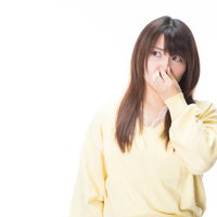 女性が鼻をつまむ程の強いにおいが充満してるの写真