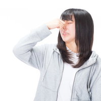 さび抜きって言うたやん、鼻をつまむ女性の困った表情の写真