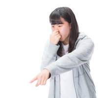 あそこから獣臭がすると指をさす女性の嫌がる表情の写真