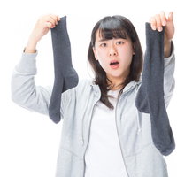 脱ぎ捨てられた男性用靴下から悪臭が・・・の写真