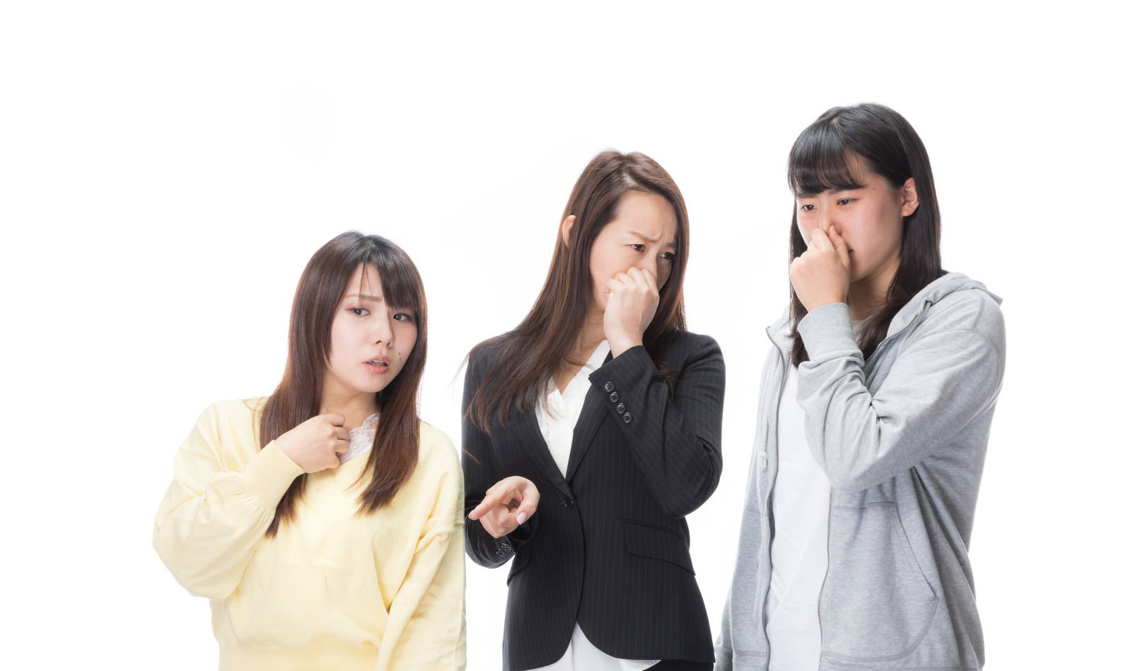 鼻をつまんで嫌がる表情を見せる三人の女性［モデル：Lala Mizuho 土本寛子］