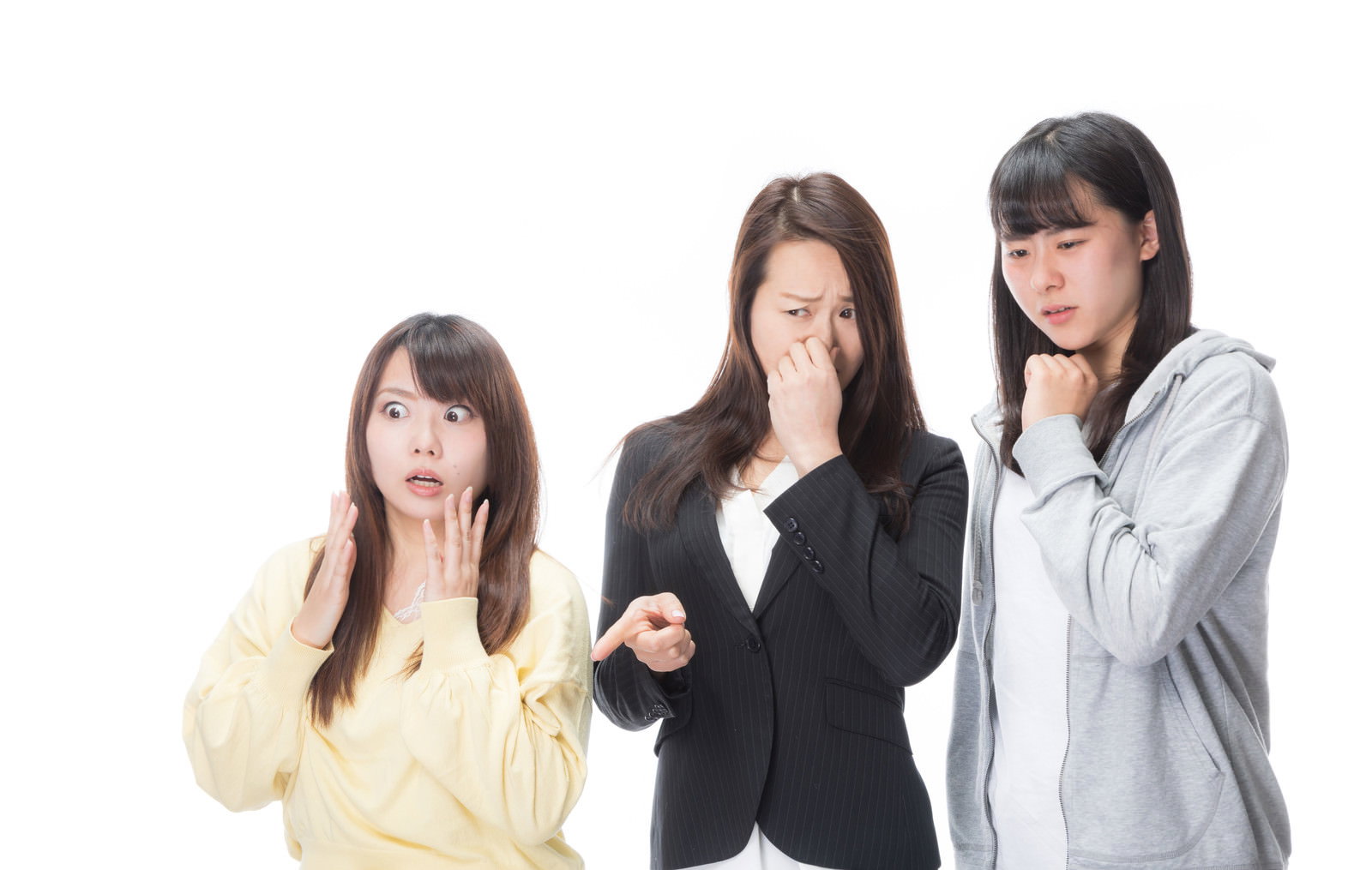 悪臭に驚いて鼻を押さえる3人の女性［モデル：Lala Mizuho 土本寛子］