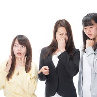 驚愕するほどの悪臭を嗅ぐ女子達の反応と体臭対策の写真