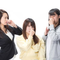 くさくて鼻をつまむ女性たち、体臭と悪臭に困った表情の写真