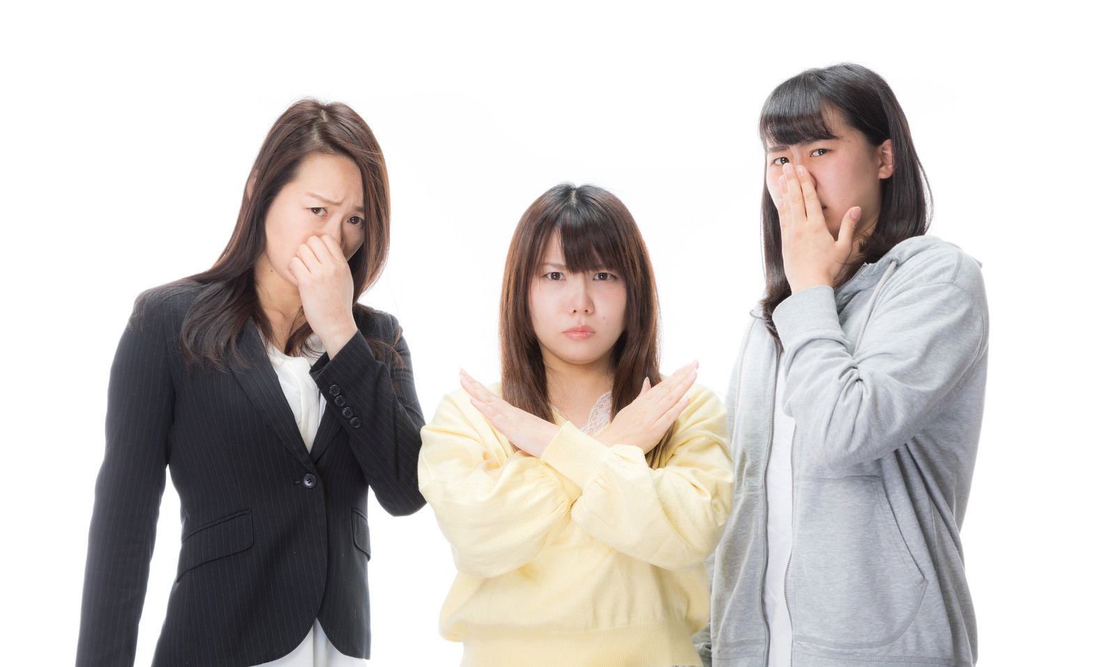 鼻をつまんで嫌そうな表情をする3人の女性［モデル：Lala Mizuho 土本寛子］