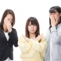 不潔はダメゼッタイ、鼻をつまむ女性たち、体臭とエチケットの写真