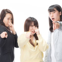 においの原因をつきとめた女子三人組の困惑した表情の写真