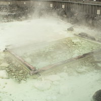 温泉街中心部の草津温泉湯畑から立ち上る源泉の湯気の写真
