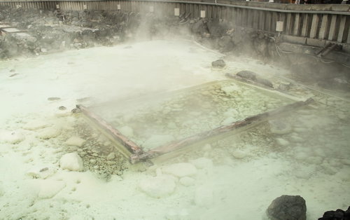 温泉街中心部の草津温泉湯畑から立ち上る源泉の湯気