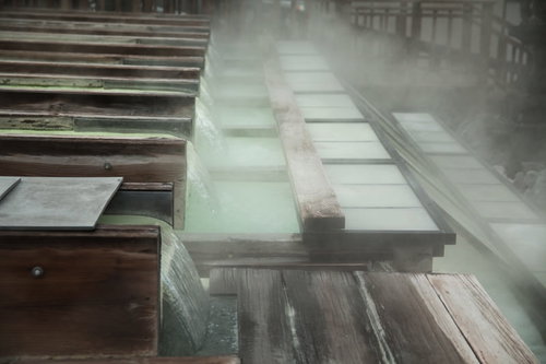 草津温泉湯畑の木製湯樋から流れ出る源泉と湯気