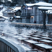 雪景色の草津温泉、湯畑と温泉街の冬景色の写真