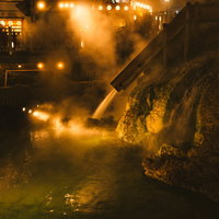 ライトアップされた草津温泉中心部の写真