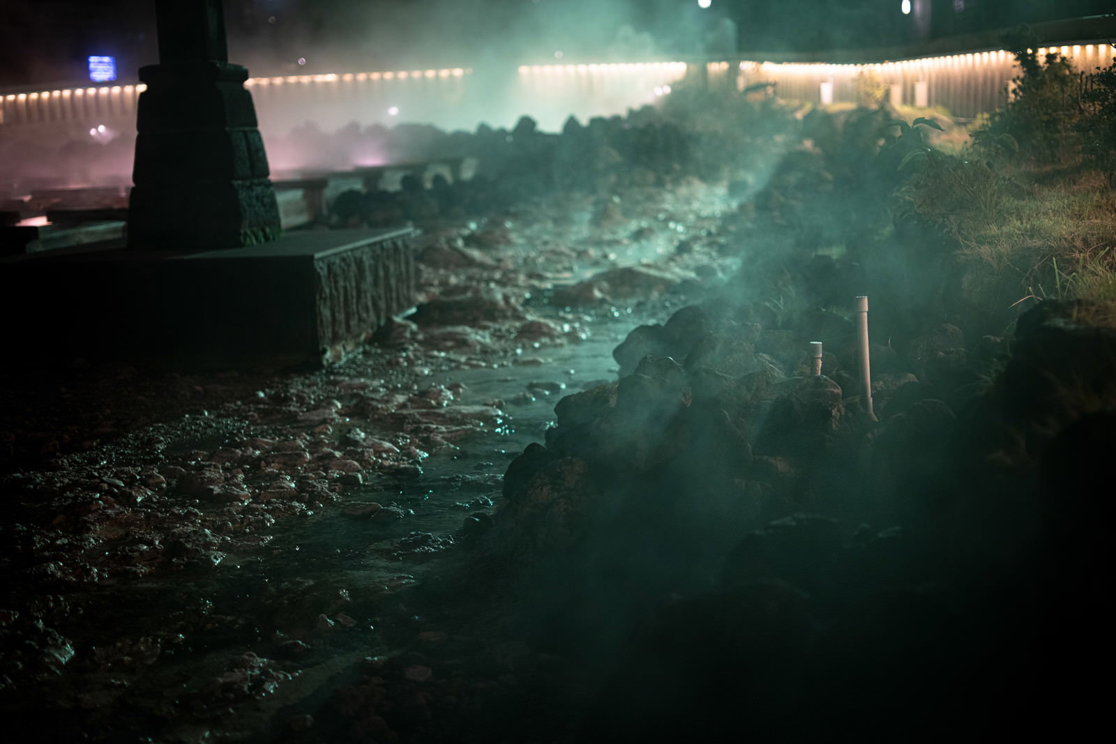 草津温泉の湯畑がライトアップされ、白い湯気が立ち上る夜景