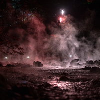 草津温泉の西の河原公園で夜間にライトアップされた湯気の写真