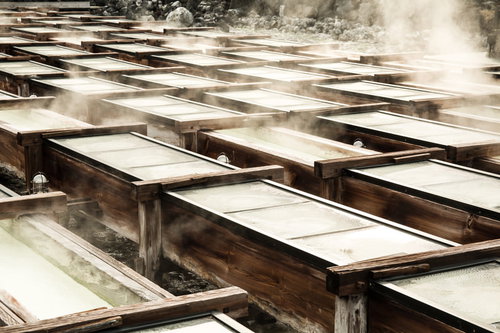 草津温泉の湯畑で立ち上る湯けむりと木製の湯枠