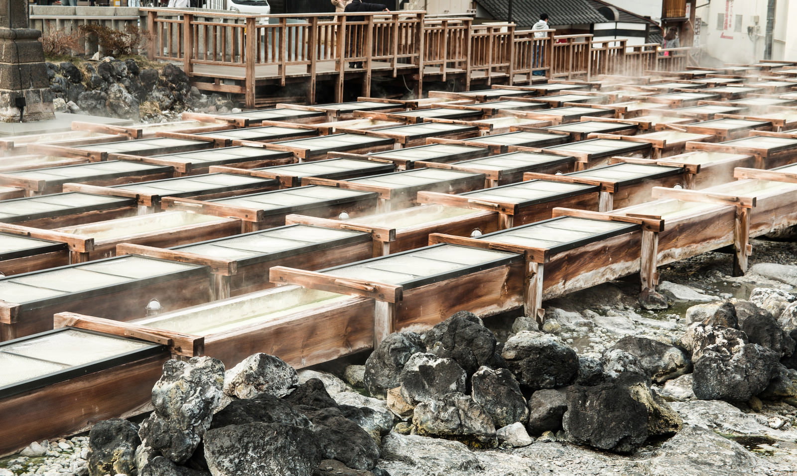 草津温泉の湯畑に設置された木製の湯樋が規則正しく並ぶ様子