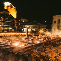 ライトアップされた草津温泉湯畑の夜景と温泉街の風景の写真