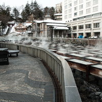 群馬・草津温泉の湯畑と温泉街の風景の写真