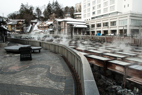 群馬・草津温泉の湯畑と温泉街の風景