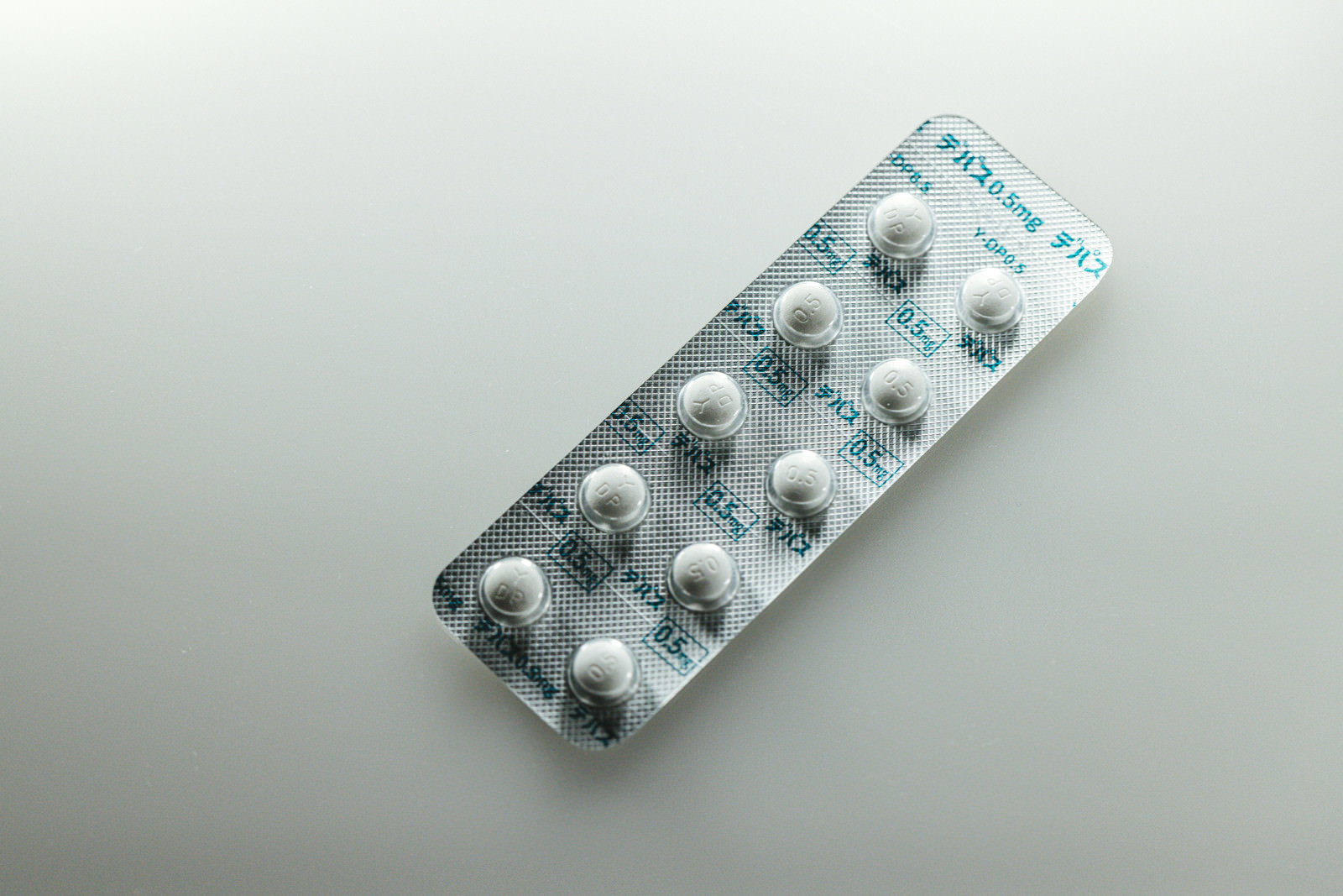 透明なブリスターパックに入った白い錠剤が並んでいる様子