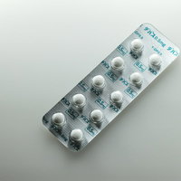 精神安定剤デバスのブリスターパック入り錠剤の写真