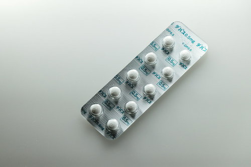 精神安定剤デバスのブリスターパック入り錠剤