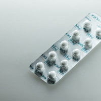 デパスのブリスターパックと白い錠剤の写真