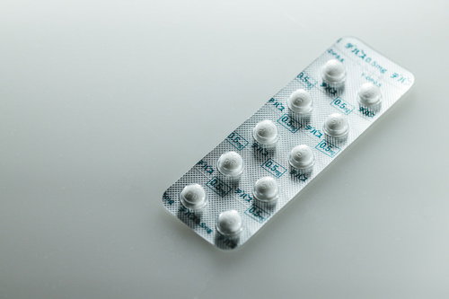 デパスのブリスターパックと白い錠剤