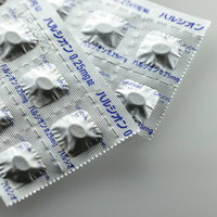 銀色のブリスターパックに整列したハルシオンの錠剤の写真