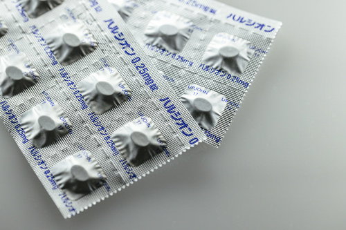銀色のブリスターパックに整列したハルシオンの錠剤